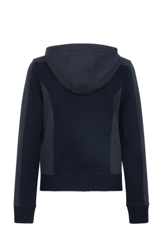 Lässige Damenjacke aus weicher Baumwolle mit sportiv-eleganter Ausstrahlung und angenehmer Haptik. Moderne Strickeinsätze an Vorderkörper, Rücken und Ärmeln verleihen der Jacke ihre besondere Struktur und einen entspannten Look. Mit komfortabler Kapuze, zwei Eingriffstaschen und praktischem 2-Wege-Zipper. Der lockere Schnitt sorgt für angenehme Bewegungsfreiheit – ideal für Zuhause, Spa und entspannte Freizeitmomente.