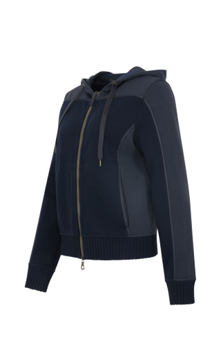 Lässige Damenjacke aus weicher Baumwolle mit sportiv-eleganter Ausstrahlung und angenehmer Haptik. Moderne Strickeinsätze an Vorderkörper, Rücken und Ärmeln verleihen der Jacke ihre besondere Struktur und einen entspannten Look. Mit komfortabler Kapuze, zwei Eingriffstaschen und praktischem 2-Wege-Zipper. Der lockere Schnitt sorgt für angenehme Bewegungsfreiheit – ideal für Zuhause, Spa und entspannte Freizeitmomente.