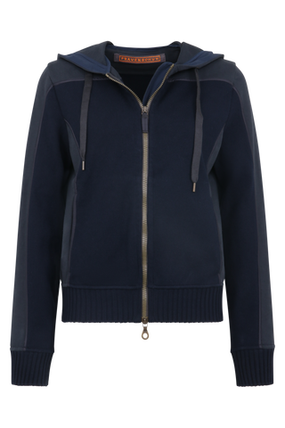 Lässige Damenjacke aus weicher Baumwolle mit sportiv-eleganter Ausstrahlung und angenehmer Haptik. Moderne Strickeinsätze an Vorderkörper, Rücken und Ärmeln verleihen der Jacke ihre besondere Struktur und einen entspannten Look. Mit komfortabler Kapuze, zwei Eingriffstaschen und praktischem 2-Wege-Zipper. Der lockere Schnitt sorgt für angenehme Bewegungsfreiheit – ideal für Zuhause, Spa und entspannte Freizeitmomente.