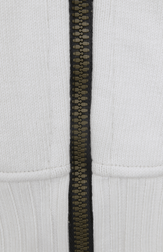 Lässige Damenjacke aus weicher Baumwolle mit sportiv-eleganter Ausstrahlung und angenehmer Haptik. Moderne Strickeinsätze an Vorderkörper, Rücken und Ärmeln verleihen der Jacke ihre besondere Struktur und einen entspannten Look. Mit komfortabler Kapuze, zwei Eingriffstaschen und praktischem 2-Wege-Zipper. Der lockere Schnitt sorgt für angenehme Bewegungsfreiheit – ideal für Zuhause, Spa und entspannte Freizeitmomente.