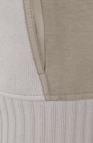 Lässige Damenjacke aus weicher Baumwolle mit sportiv-eleganter Ausstrahlung und angenehmer Haptik. Moderne Strickeinsätze an Vorderkörper, Rücken und Ärmeln verleihen der Jacke ihre besondere Struktur und einen entspannten Look. Mit komfortabler Kapuze, zwei Eingriffstaschen und praktischem 2-Wege-Zipper. Der lockere Schnitt sorgt für angenehme Bewegungsfreiheit – ideal für Zuhause, Spa und entspannte Freizeitmomente.