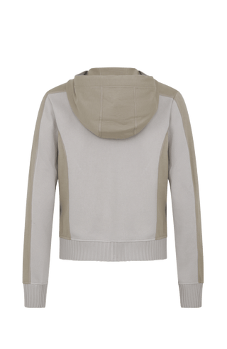 Lässige Damenjacke aus weicher Baumwolle mit sportiv-eleganter Ausstrahlung und angenehmer Haptik. Moderne Strickeinsätze an Vorderkörper, Rücken und Ärmeln verleihen der Jacke ihre besondere Struktur und einen entspannten Look. Mit komfortabler Kapuze, zwei Eingriffstaschen und praktischem 2-Wege-Zipper. Der lockere Schnitt sorgt für angenehme Bewegungsfreiheit – ideal für Zuhause, Spa und entspannte Freizeitmomente.