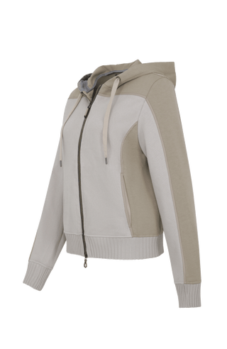 Lässige Damenjacke aus weicher Baumwolle mit sportiv-eleganter Ausstrahlung und angenehmer Haptik. Moderne Strickeinsätze an Vorderkörper, Rücken und Ärmeln verleihen der Jacke ihre besondere Struktur und einen entspannten Look. Mit komfortabler Kapuze, zwei Eingriffstaschen und praktischem 2-Wege-Zipper. Der lockere Schnitt sorgt für angenehme Bewegungsfreiheit – ideal für Zuhause, Spa und entspannte Freizeitmomente.