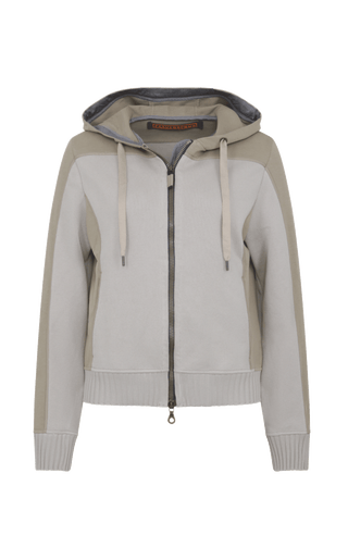 Lässige Damenjacke aus weicher Baumwolle mit sportiv-eleganter Ausstrahlung und angenehmer Haptik. Moderne Strickeinsätze an Vorderkörper, Rücken und Ärmeln verleihen der Jacke ihre besondere Struktur und einen entspannten Look. Mit komfortabler Kapuze, zwei Eingriffstaschen und praktischem 2-Wege-Zipper. Der lockere Schnitt sorgt für angenehme Bewegungsfreiheit – ideal für Zuhause, Spa und entspannte Freizeitmomente.