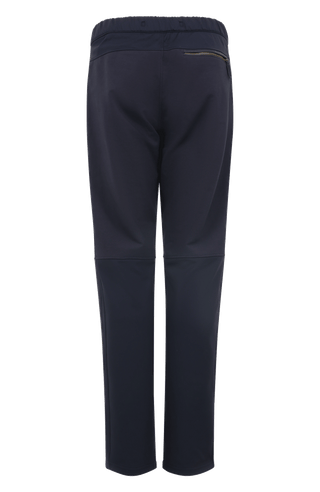 Moderne Herren-Hose aus hochwertiger Baumwolle mit innovativem Natural Powerstretch-Materialmix für maximale Bewegungsfreiheit und hohen Tragekomfort. Das besonders weiche Material liegt angenehm auf der Haut, während das schmal verlaufende Bein eine zeitgemäße Silhouette schafft. Elastische Stretch-Einsätze am Bund, seitlich am Bein und im unteren Wadenbereich sorgen für optimale Flexibilität und perfekte Passform. Zwei Eingrifftaschen mit waschbarem Alcantara-Lederbesatz sowie eine Gesäßtasche mit Reißver