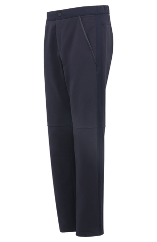Moderne Herren-Hose aus hochwertiger Baumwolle mit innovativem Natural Powerstretch-Materialmix für maximale Bewegungsfreiheit und hohen Tragekomfort. Das besonders weiche Material liegt angenehm auf der Haut, während das schmal verlaufende Bein eine zeitgemäße Silhouette schafft. Elastische Stretch-Einsätze am Bund, seitlich am Bein und im unteren Wadenbereich sorgen für optimale Flexibilität und perfekte Passform. Zwei Eingrifftaschen mit waschbarem Alcantara-Lederbesatz sowie eine Gesäßtasche mit Reißver