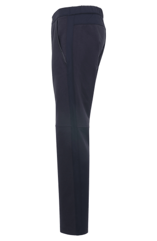 Moderne Herren-Hose aus hochwertiger Baumwolle mit innovativem Natural Powerstretch-Materialmix für maximale Bewegungsfreiheit und hohen Tragekomfort. Das besonders weiche Material liegt angenehm auf der Haut, während das schmal verlaufende Bein eine zeitgemäße Silhouette schafft. Elastische Stretch-Einsätze am Bund, seitlich am Bein und im unteren Wadenbereich sorgen für optimale Flexibilität und perfekte Passform. Zwei Eingrifftaschen mit waschbarem Alcantara-Lederbesatz sowie eine Gesäßtasche mit Reißver