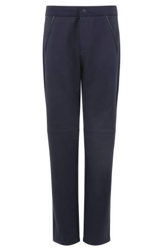 Moderne Herren-Hose aus hochwertiger Baumwolle mit innovativem Natural Powerstretch-Materialmix für maximale Bewegungsfreiheit und hohen Tragekomfort. Das besonders weiche Material liegt angenehm auf der Haut, während das schmal verlaufende Bein eine zeitgemäße Silhouette schafft. Elastische Stretch-Einsätze am Bund, seitlich am Bein und im unteren Wadenbereich sorgen für optimale Flexibilität und perfekte Passform. Zwei Eingrifftaschen mit waschbarem Alcantara-Lederbesatz sowie eine Gesäßtasche mit Reißver