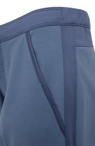 Moderne Herren-Hose aus hochwertiger Baumwolle mit innovativem Natural Powerstretch-Materialmix für maximale Bewegungsfreiheit und hohen Tragekomfort. Das besonders weiche Material liegt angenehm auf der Haut, während das schmal verlaufende Bein eine zeitgemäße Silhouette schafft. Elastische Stretch-Einsätze am Bund, seitlich am Bein und im unteren Wadenbereich sorgen für optimale Flexibilität und perfekte Passform. Zwei Eingrifftaschen mit waschbarem Alcantara-Lederbesatz sowie eine Gesäßtasche mit Reißver