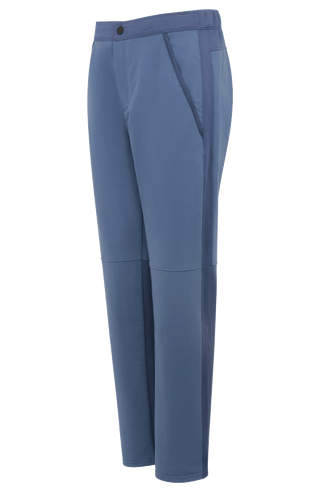 Moderne Herren-Hose aus hochwertiger Baumwolle mit innovativem Natural Powerstretch-Materialmix für maximale Bewegungsfreiheit und hohen Tragekomfort. Das besonders weiche Material liegt angenehm auf der Haut, während das schmal verlaufende Bein eine zeitgemäße Silhouette schafft. Elastische Stretch-Einsätze am Bund, seitlich am Bein und im unteren Wadenbereich sorgen für optimale Flexibilität und perfekte Passform. Zwei Eingrifftaschen mit waschbarem Alcantara-Lederbesatz sowie eine Gesäßtasche mit Reißver