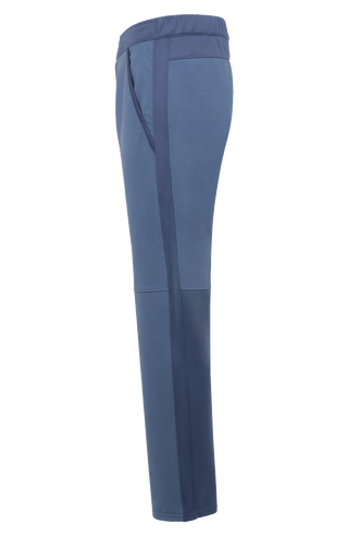 Moderne Herren-Hose aus hochwertiger Baumwolle mit innovativem Natural Powerstretch-Materialmix für maximale Bewegungsfreiheit und hohen Tragekomfort. Das besonders weiche Material liegt angenehm auf der Haut, während das schmal verlaufende Bein eine zeitgemäße Silhouette schafft. Elastische Stretch-Einsätze am Bund, seitlich am Bein und im unteren Wadenbereich sorgen für optimale Flexibilität und perfekte Passform. Zwei Eingrifftaschen mit waschbarem Alcantara-Lederbesatz sowie eine Gesäßtasche mit Reißver