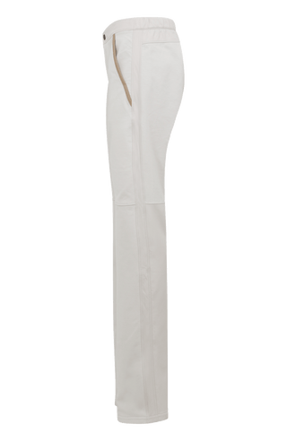 Moderne Herren-Hose aus hochwertiger Baumwolle mit innovativem Natural Powerstretch-Materialmix für maximale Bewegungsfreiheit und hohen Tragekomfort. Das besonders weiche Material liegt angenehm auf der Haut, während das schmal verlaufende Bein eine zeitgemäße Silhouette schafft. Elastische Stretch-Einsätze am Bund, seitlich am Bein und im unteren Wadenbereich sorgen für optimale Flexibilität und perfekte Passform. Zwei Eingrifftaschen mit waschbarem Alcantara-Lederbesatz sowie eine Gesäßtasche mit Reißver
