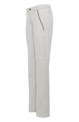 Moderne Herren-Hose aus hochwertiger Baumwolle mit innovativem Natural Powerstretch-Materialmix für maximale Bewegungsfreiheit und hohen Tragekomfort. Das besonders weiche Material liegt angenehm auf der Haut, während das schmal verlaufende Bein eine zeitgemäße Silhouette schafft. Elastische Stretch-Einsätze am Bund, seitlich am Bein und im unteren Wadenbereich sorgen für optimale Flexibilität und perfekte Passform. Zwei Eingrifftaschen mit waschbarem Alcantara-Lederbesatz sowie eine Gesäßtasche mit Reißver