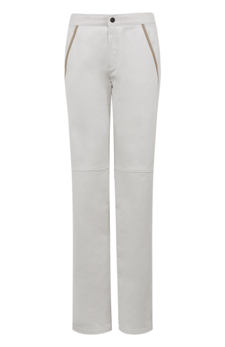 Moderne Herren-Hose aus hochwertiger Baumwolle mit innovativem Natural Powerstretch-Materialmix für maximale Bewegungsfreiheit und hohen Tragekomfort. Das besonders weiche Material liegt angenehm auf der Haut, während das schmal verlaufende Bein eine zeitgemäße Silhouette schafft. Elastische Stretch-Einsätze am Bund, seitlich am Bein und im unteren Wadenbereich sorgen für optimale Flexibilität und perfekte Passform. Zwei Eingrifftaschen mit waschbarem Alcantara-Lederbesatz sowie eine Gesäßtasche mit Reißver