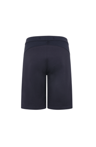 Damen-Bermuda RoseBermuda in midnight aus hochwertigem Baumwollmix mit Natural Powerstretch. Besonders weich und angenehm auf der Haut, mit weitem Bein für lockeren Sitz. Elastischer Bund sorgt für Komfort und optimale Passform. Zwei seitliche Eingrifftaschen mit Alcantara-Besatz. Vielseitig und bequem für Alltag und Freizeit.