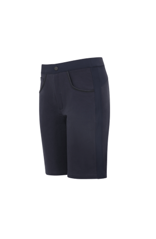 Damen-Bermuda RoseBermuda in midnight aus hochwertigem Baumwollmix mit Natural Powerstretch. Besonders weich und angenehm auf der Haut, mit weitem Bein für lockeren Sitz. Elastischer Bund sorgt für Komfort und optimale Passform. Zwei seitliche Eingrifftaschen mit Alcantara-Besatz. Vielseitig und bequem für Alltag und Freizeit.