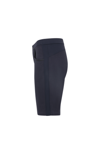 Damen-Bermuda RoseBermuda in midnight aus hochwertigem Baumwollmix mit Natural Powerstretch. Besonders weich und angenehm auf der Haut, mit weitem Bein für lockeren Sitz. Elastischer Bund sorgt für Komfort und optimale Passform. Zwei seitliche Eingrifftaschen mit Alcantara-Besatz. Vielseitig und bequem für Alltag und Freizeit.