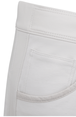 Damen-Bermuda RoseBermuda in Sandstone aus hochwertigem Baumwollmix mit Natural Powerstretch. Besonders weich und angenehm auf der Haut, mit weitem Bein für lockeren Sitz. Elastischer Bund sorgt für Komfort und optimale Passform. Zwei seitliche Eingrifftaschen mit Alcantara-Besatz. Vielseitig und bequem für Alltag und Freizeit.