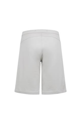 Damen-Bermuda RoseBermuda in Sandstone aus hochwertigem Baumwollmix mit Natural Powerstretch. Besonders weich und angenehm auf der Haut, mit weitem Bein für lockeren Sitz. Elastischer Bund sorgt für Komfort und optimale Passform. Zwei seitliche Eingrifftaschen mit Alcantara-Besatz. Vielseitig und bequem für Alltag und Freizeit.