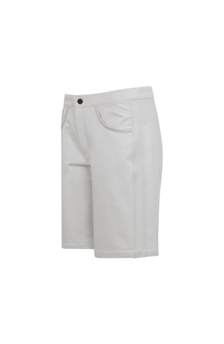 Damen-Bermuda RoseBermuda in Sandstone aus hochwertigem Baumwollmix mit Natural Powerstretch. Besonders weich und angenehm auf der Haut, mit weitem Bein für lockeren Sitz. Elastischer Bund sorgt für Komfort und optimale Passform. Zwei seitliche Eingrifftaschen mit Alcantara-Besatz. Vielseitig und bequem für Alltag und Freizeit.