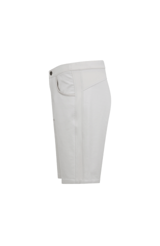 Damen-Bermuda RoseBermuda in Sandstone aus hochwertigem Baumwollmix mit Natural Powerstretch. Besonders weich und angenehm auf der Haut, mit weitem Bein für lockeren Sitz. Elastischer Bund sorgt für Komfort und optimale Passform. Zwei seitliche Eingrifftaschen mit Alcantara-Besatz. Vielseitig und bequem für Alltag und Freizeit.
