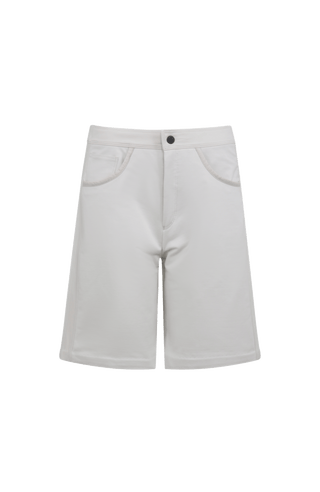 Damen-Bermuda RoseBermuda in Sandstone aus hochwertigem Baumwollmix mit Natural Powerstretch. Besonders weich und angenehm auf der Haut, mit weitem Bein für lockeren Sitz. Elastischer Bund sorgt für Komfort und optimale Passform. Zwei seitliche Eingrifftaschen mit Alcantara-Besatz. Vielseitig und bequem für Alltag und Freizeit.