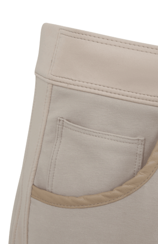 Damen-Bermuda RoseBermuda in Savannah aus hochwertigem Baumwollmix mit Natural Powerstretch. Besonders weich und angenehm auf der Haut, mit weitem Bein für lockeren Sitz. Elastischer Bund sorgt für Komfort und optimale Passform. Zwei seitliche Eingrifftaschen mit Alcantara-Besatz. Vielseitig und bequem für Alltag und Freizeit.