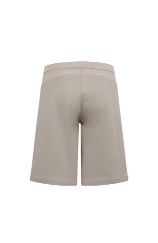 Damen-Bermuda RoseBermuda in Savannah aus hochwertigem Baumwollmix mit Natural Powerstretch. Besonders weich und angenehm auf der Haut, mit weitem Bein für lockeren Sitz. Elastischer Bund sorgt für Komfort und optimale Passform. Zwei seitliche Eingrifftaschen mit Alcantara-Besatz. Vielseitig und bequem für Alltag und Freizeit.