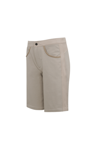 Damen-Bermuda RoseBermuda in Savannah aus hochwertigem Baumwollmix mit Natural Powerstretch. Besonders weich und angenehm auf der Haut, mit weitem Bein für lockeren Sitz. Elastischer Bund sorgt für Komfort und optimale Passform. Zwei seitliche Eingrifftaschen mit Alcantara-Besatz. Vielseitig und bequem für Alltag und Freizeit.