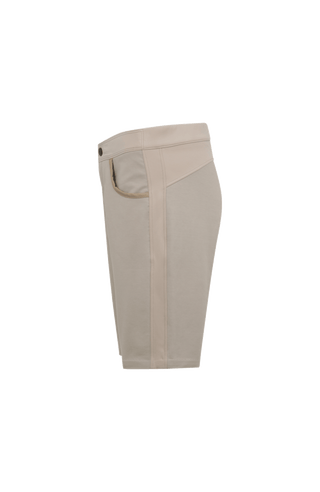Damen-Bermuda RoseBermuda in Savannah aus hochwertigem Baumwollmix mit Natural Powerstretch. Besonders weich und angenehm auf der Haut, mit weitem Bein für lockeren Sitz. Elastischer Bund sorgt für Komfort und optimale Passform. Zwei seitliche Eingrifftaschen mit Alcantara-Besatz. Vielseitig und bequem für Alltag und Freizeit.