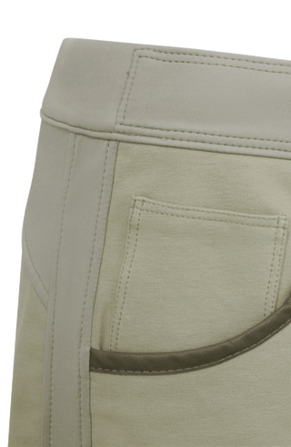 Damen-Bermuda RoseBermuda in sage aus hochwertigem Baumwollmix mit Natural Powerstretch. Besonders weich und angenehm auf der Haut, mit weitem Bein für lockeren Sitz. Elastischer Bund sorgt für Komfort und optimale Passform. Zwei seitliche Eingrifftaschen mit Alcantara-Besatz. Vielseitig und bequem für Alltag und Freizeit.