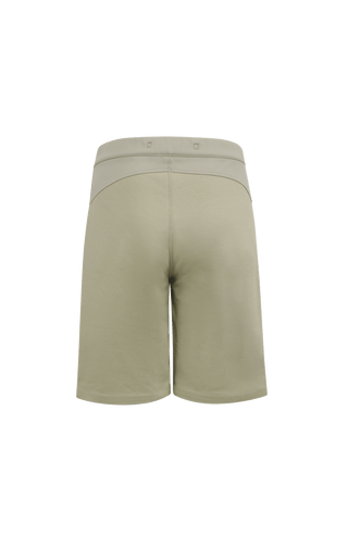 Damen-Bermuda RoseBermuda in sage aus hochwertigem Baumwollmix mit Natural Powerstretch. Besonders weich und angenehm auf der Haut, mit weitem Bein für lockeren Sitz. Elastischer Bund sorgt für Komfort und optimale Passform. Zwei seitliche Eingrifftaschen mit Alcantara-Besatz. Vielseitig und bequem für Alltag und Freizeit.