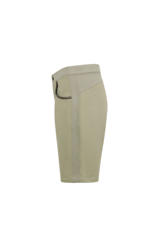 Damen-Bermuda RoseBermuda in sage aus hochwertigem Baumwollmix mit Natural Powerstretch. Besonders weich und angenehm auf der Haut, mit weitem Bein für lockeren Sitz. Elastischer Bund sorgt für Komfort und optimale Passform. Zwei seitliche Eingrifftaschen mit Alcantara-Besatz. Vielseitig und bequem für Alltag und Freizeit.