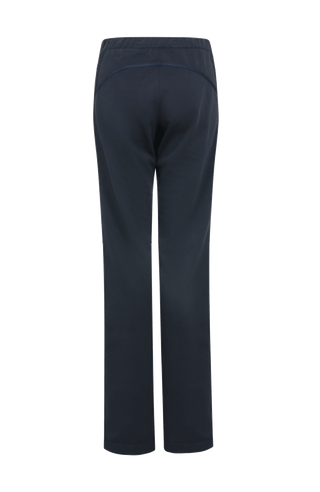 Lässige Damenhose aus hochwertiger, angenehm weicher Baumwolle mit lockerer Passform für hohen Tragekomfort und Bewegungsfreiheit. Markante Strickeinsätze und feine Paspolnähte setzen moderne, sportiv-elegante Akzente. Mit zwei praktischen Eingriffstaschen und sicherem Verschluss mit Druckknopf. Vielseitig kombinierbar – ideal für Alltag, Freizeit, Spa oder entspannte Stunden zu Hause.