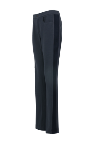 Lässige Damenhose aus hochwertiger, angenehm weicher Baumwolle mit lockerer Passform für hohen Tragekomfort und Bewegungsfreiheit. Markante Strickeinsätze und feine Paspolnähte setzen moderne, sportiv-elegante Akzente. Mit zwei praktischen Eingriffstaschen und sicherem Verschluss mit Druckknopf. Vielseitig kombinierbar – ideal für Alltag, Freizeit, Spa oder entspannte Stunden zu Hause.