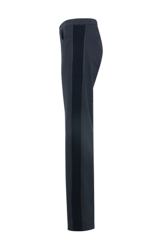 Lässige Damenhose aus hochwertiger, angenehm weicher Baumwolle mit lockerer Passform für hohen Tragekomfort und Bewegungsfreiheit. Markante Strickeinsätze und feine Paspolnähte setzen moderne, sportiv-elegante Akzente. Mit zwei praktischen Eingriffstaschen und sicherem Verschluss mit Druckknopf. Vielseitig kombinierbar – ideal für Alltag, Freizeit, Spa oder entspannte Stunden zu Hause.