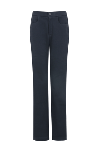 Lässige Damenhose aus hochwertiger, angenehm weicher Baumwolle mit lockerer Passform für hohen Tragekomfort und Bewegungsfreiheit. Markante Strickeinsätze und feine Paspolnähte setzen moderne, sportiv-elegante Akzente. Mit zwei praktischen Eingriffstaschen und sicherem Verschluss mit Druckknopf. Vielseitig kombinierbar – ideal für Alltag, Freizeit, Spa oder entspannte Stunden zu Hause.
