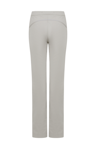 Lässige Damenhose aus hochwertiger, angenehm weicher Baumwolle mit lockerer Passform für hohen Tragekomfort und Bewegungsfreiheit. Markante Strickeinsätze und feine Paspolnähte setzen moderne, sportiv-elegante Akzente. Mit zwei praktischen Eingriffstaschen und sicherem Verschluss mit Druckknopf. Vielseitig kombinierbar – ideal für Alltag, Freizeit, Spa oder entspannte Stunden zu Hause.