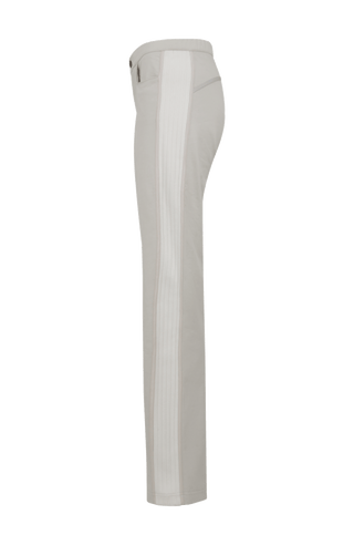 Lässige Damenhose aus hochwertiger, angenehm weicher Baumwolle mit lockerer Passform für hohen Tragekomfort und Bewegungsfreiheit. Markante Strickeinsätze und feine Paspolnähte setzen moderne, sportiv-elegante Akzente. Mit zwei praktischen Eingriffstaschen und sicherem Verschluss mit Druckknopf. Vielseitig kombinierbar – ideal für Alltag, Freizeit, Spa oder entspannte Stunden zu Hause.