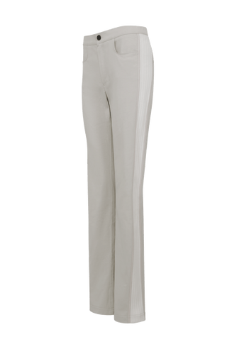 Lässige Damenhose aus hochwertiger, angenehm weicher Baumwolle mit lockerer Passform für hohen Tragekomfort und Bewegungsfreiheit. Markante Strickeinsätze und feine Paspolnähte setzen moderne, sportiv-elegante Akzente. Mit zwei praktischen Eingriffstaschen und sicherem Verschluss mit Druckknopf. Vielseitig kombinierbar – ideal für Alltag, Freizeit, Spa oder entspannte Stunden zu Hause.