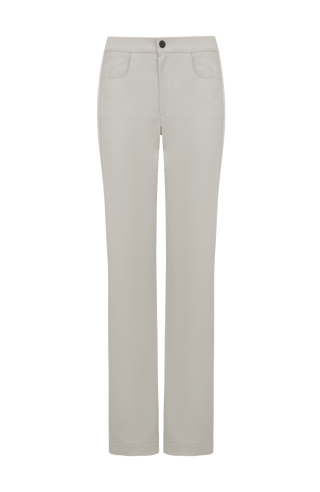Lässige Damenhose aus hochwertiger, angenehm weicher Baumwolle mit lockerer Passform für hohen Tragekomfort und Bewegungsfreiheit. Markante Strickeinsätze und feine Paspolnähte setzen moderne, sportiv-elegante Akzente. Mit zwei praktischen Eingriffstaschen und sicherem Verschluss mit Druckknopf. Vielseitig kombinierbar – ideal für Alltag, Freizeit, Spa oder entspannte Stunden zu Hause.