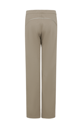 Lässige Damenhose aus hochwertiger, angenehm weicher Baumwolle mit lockerer Passform für hohen Tragekomfort und Bewegungsfreiheit. Markante Strickeinsätze und feine Paspolnähte setzen moderne, sportiv-elegante Akzente. Mit zwei praktischen Eingriffstaschen und sicherem Verschluss mit Druckknopf. Vielseitig kombinierbar – ideal für Alltag, Freizeit, Spa oder entspannte Stunden zu Hause.