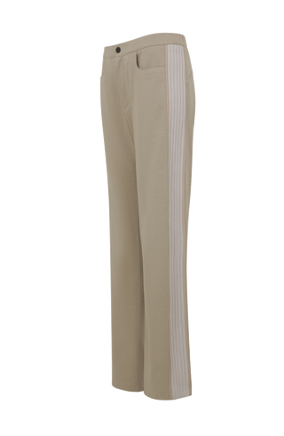 Lässige Damenhose aus hochwertiger, angenehm weicher Baumwolle mit lockerer Passform für hohen Tragekomfort und Bewegungsfreiheit. Markante Strickeinsätze und feine Paspolnähte setzen moderne, sportiv-elegante Akzente. Mit zwei praktischen Eingriffstaschen und sicherem Verschluss mit Druckknopf. Vielseitig kombinierbar – ideal für Alltag, Freizeit, Spa oder entspannte Stunden zu Hause.