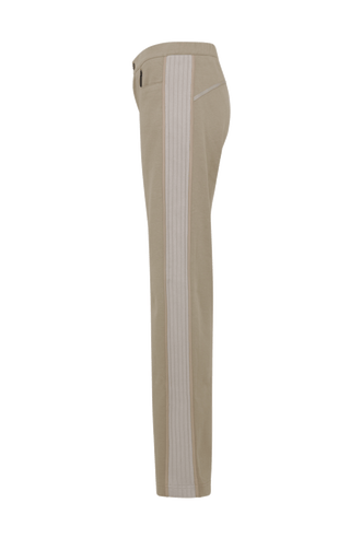 Lässige Damenhose aus hochwertiger, angenehm weicher Baumwolle mit lockerer Passform für hohen Tragekomfort und Bewegungsfreiheit. Markante Strickeinsätze und feine Paspolnähte setzen moderne, sportiv-elegante Akzente. Mit zwei praktischen Eingriffstaschen und sicherem Verschluss mit Druckknopf. Vielseitig kombinierbar – ideal für Alltag, Freizeit, Spa oder entspannte Stunden zu Hause.