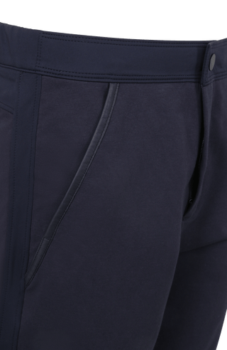 Herren-Bermuda Flynn Bermuda in midnight aus hochwertigem Baumwollmix mit Natural Powerstretch. Besonders weich und angenehm auf der Haut, mit weitem Bein für lockeren Sitz und elastischem Bund für optimalen Komfort. Zwei seitliche Eingrifftaschen mit Alcantara-Besatz sowie eine Gesäßtasche mit Reißverschluss. Vielseitig und bequem für Alltag und Freizeit.