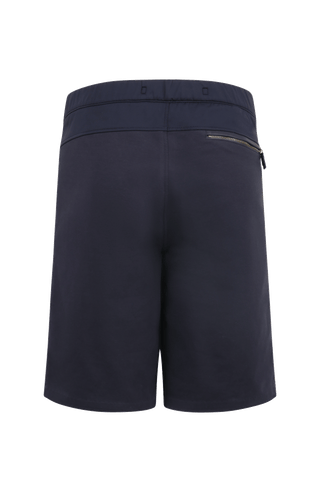 Herren-Bermuda Flynn Bermuda in midnight aus hochwertigem Baumwollmix mit Natural Powerstretch. Besonders weich und angenehm auf der Haut, mit weitem Bein für lockeren Sitz und elastischem Bund für optimalen Komfort. Zwei seitliche Eingrifftaschen mit Alcantara-Besatz sowie eine Gesäßtasche mit Reißverschluss. Vielseitig und bequem für Alltag und Freizeit.