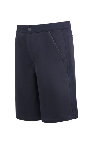 Herren-Bermuda Flynn Bermuda in midnight aus hochwertigem Baumwollmix mit Natural Powerstretch. Besonders weich und angenehm auf der Haut, mit weitem Bein für lockeren Sitz und elastischem Bund für optimalen Komfort. Zwei seitliche Eingrifftaschen mit Alcantara-Besatz sowie eine Gesäßtasche mit Reißverschluss. Vielseitig und bequem für Alltag und Freizeit.