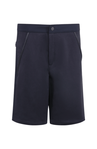 Herren-Bermuda Flynn Bermuda in midnight aus hochwertigem Baumwollmix mit Natural Powerstretch. Besonders weich und angenehm auf der Haut, mit weitem Bein für lockeren Sitz und elastischem Bund für optimalen Komfort. Zwei seitliche Eingrifftaschen mit Alcantara-Besatz sowie eine Gesäßtasche mit Reißverschluss. Vielseitig und bequem für Alltag und Freizeit.