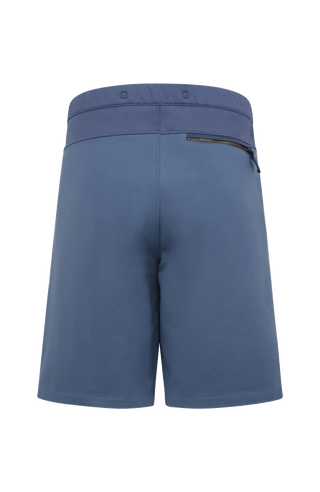 Herren-Bermuda Flynn Bermuda in denim aus hochwertigem Baumwollmix mit Natural Powerstretch. Besonders weich und angenehm auf der Haut, mit weitem Bein für lockeren Sitz und elastischem Bund für optimalen Komfort. Zwei seitliche Eingrifftaschen mit Alcantara-Besatz sowie eine Gesäßtasche mit Reißverschluss. Vielseitig und bequem für Alltag und Freizeit.