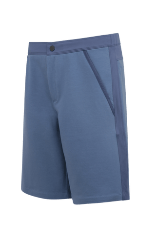Herren-Bermuda Flynn Bermuda in denim aus hochwertigem Baumwollmix mit Natural Powerstretch. Besonders weich und angenehm auf der Haut, mit weitem Bein für lockeren Sitz und elastischem Bund für optimalen Komfort. Zwei seitliche Eingrifftaschen mit Alcantara-Besatz sowie eine Gesäßtasche mit Reißverschluss. Vielseitig und bequem für Alltag und Freizeit.